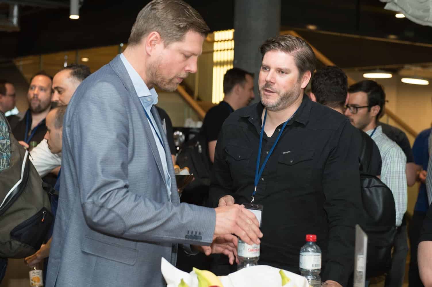 Zwei Personen in Diskussion