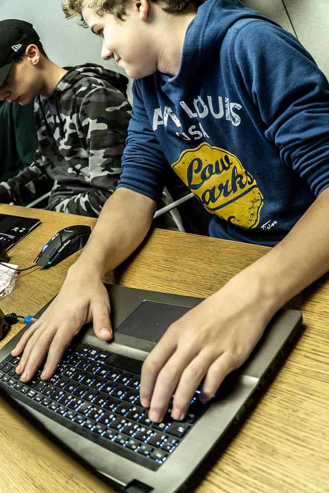 ein Schüler arbeitet am Computer